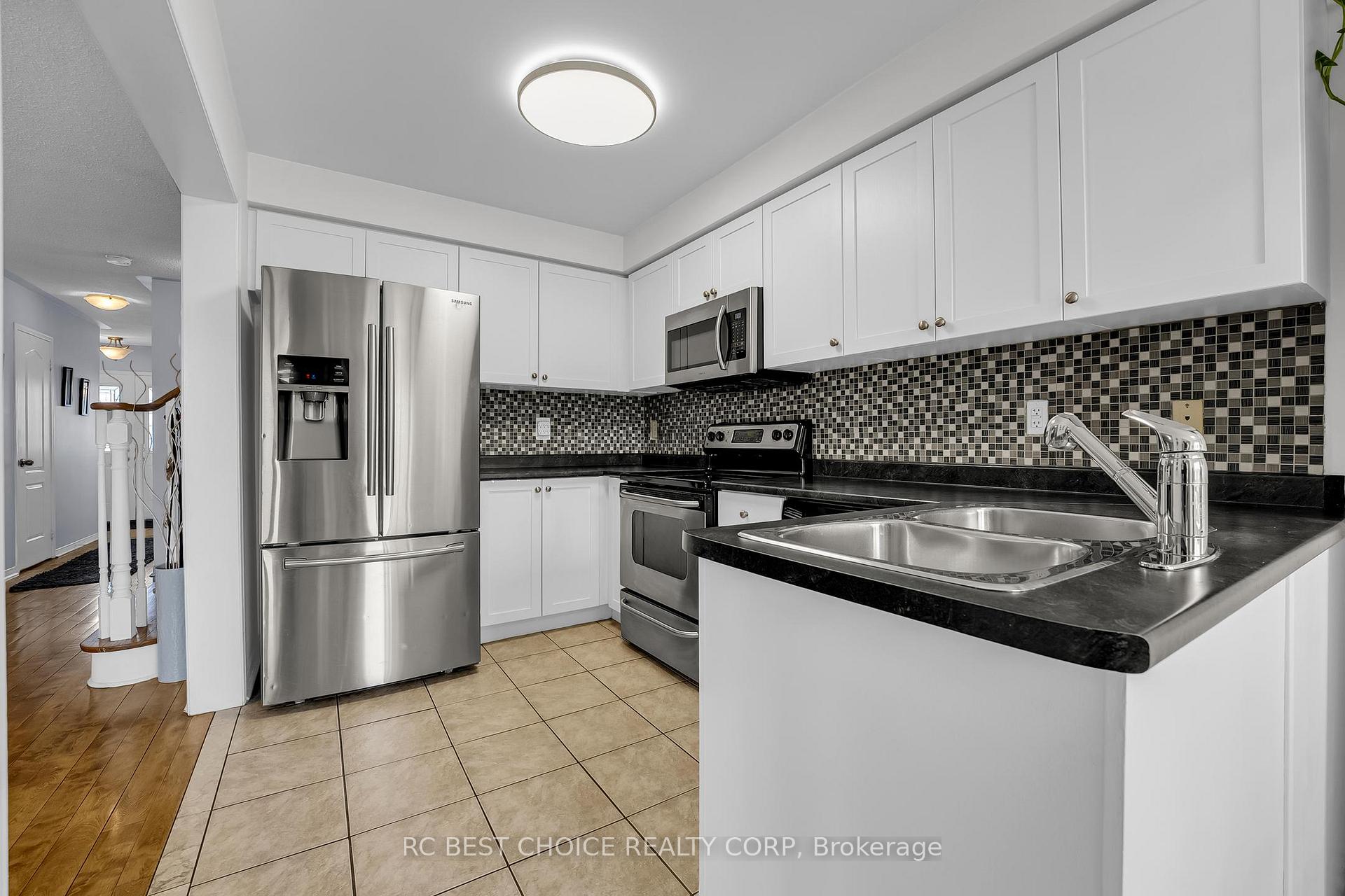 Photo 5 of 69 Roundstone Drive, Brampton, Credit Valley — HOMEH