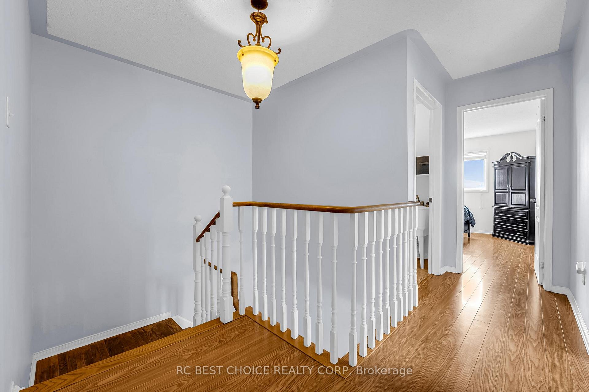 Photo 9 of 69 Roundstone Drive, Brampton, Credit Valley — HOMEH