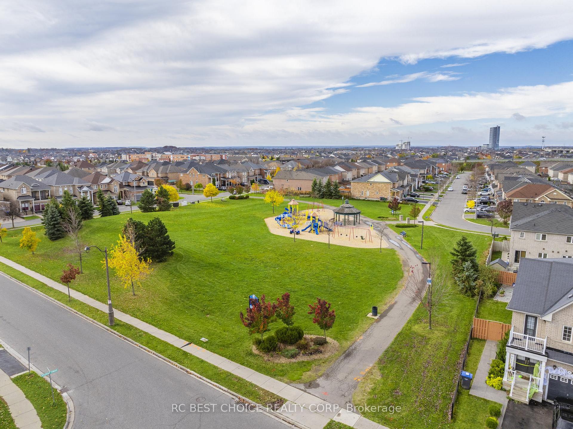 Photo 17 of 69 Roundstone Drive, Brampton, Credit Valley — HOMEH