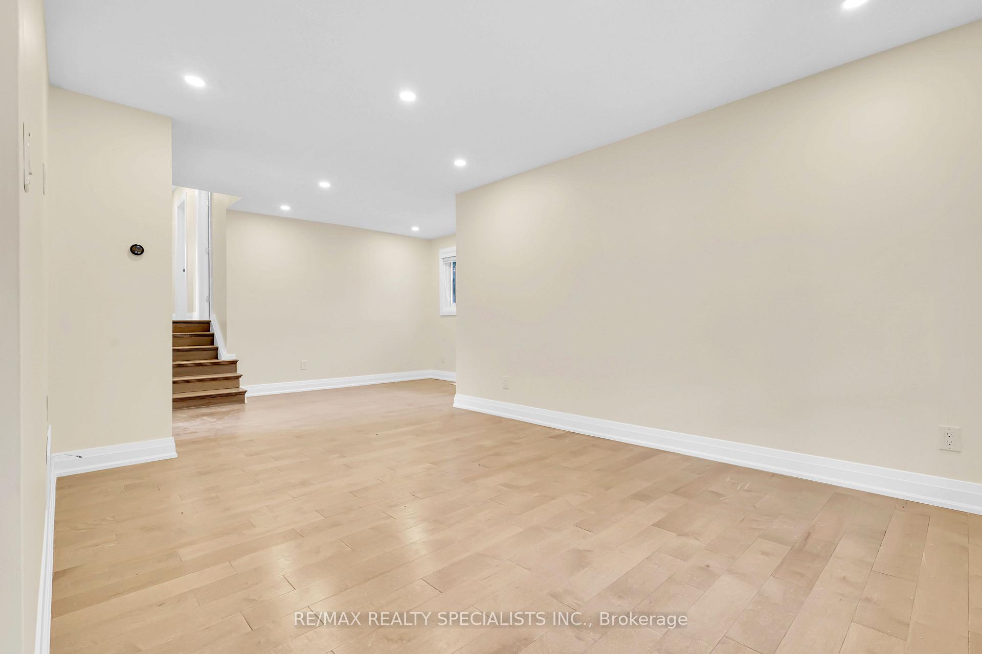 Photo 4 of Unit MAIN, 103 Manitou Crescent, Brampton, Central Park — HOMEH