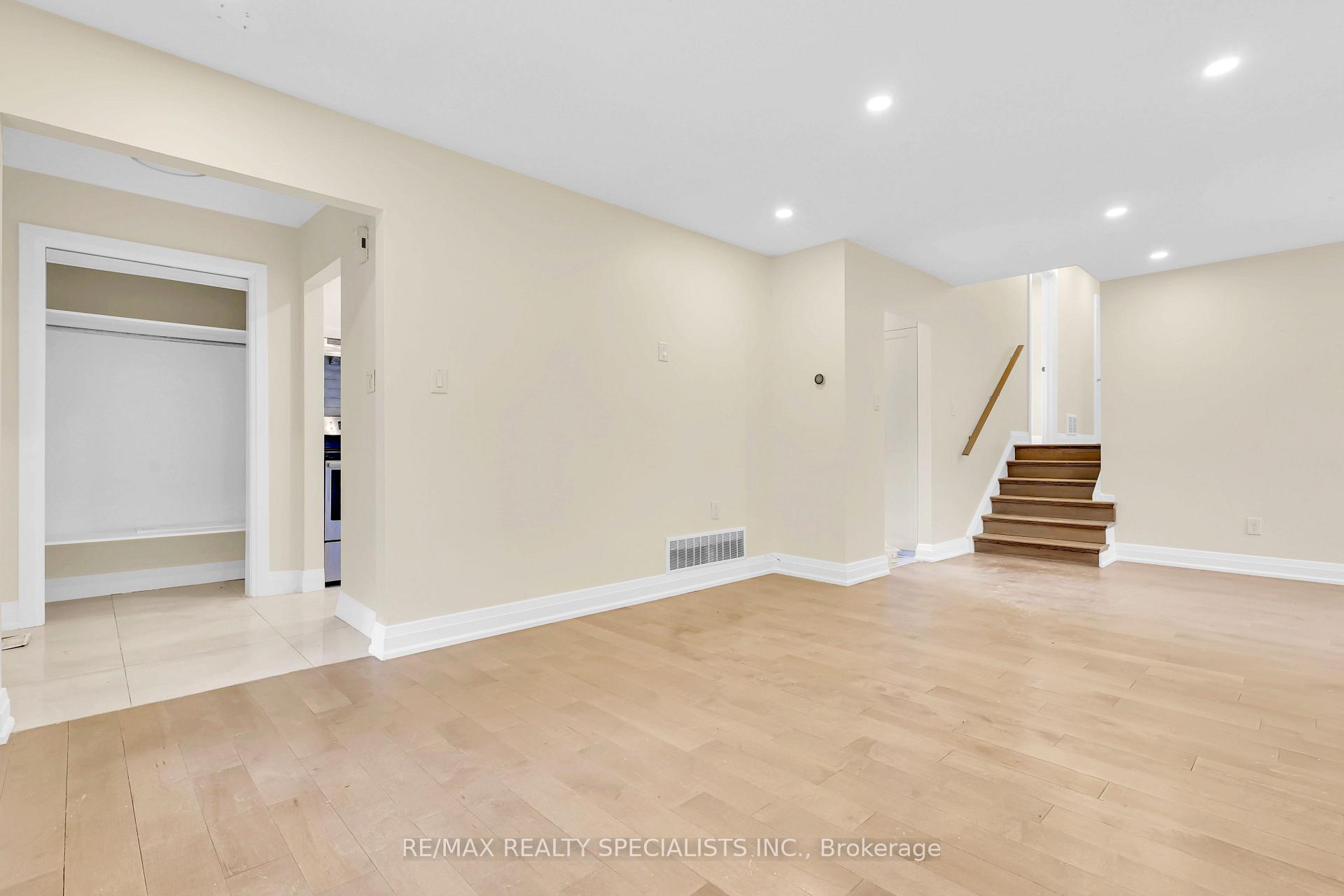 Photo 2 of Unit MAIN, 103 Manitou Crescent, Brampton, Central Park — HOMEH