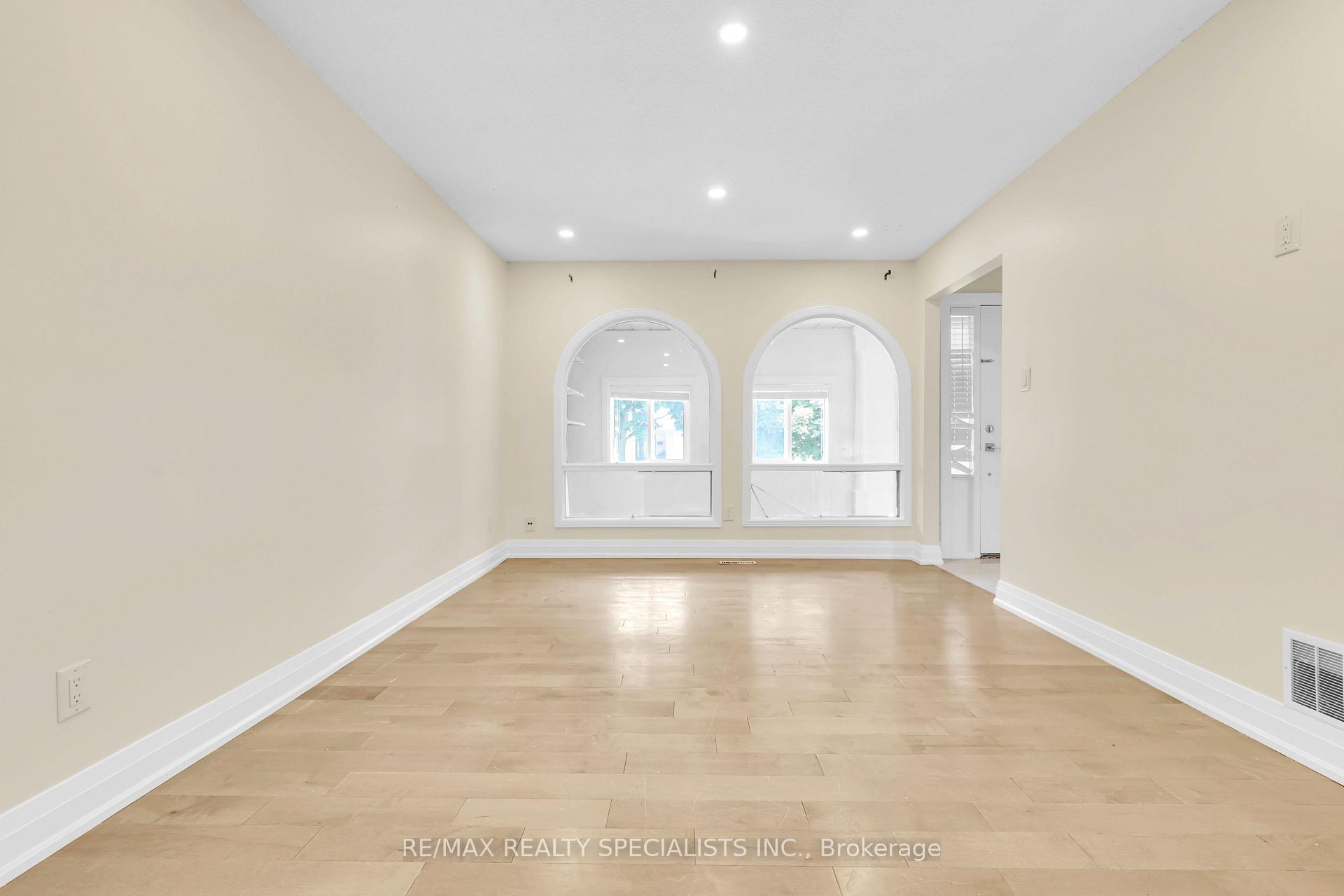 Photo 5 of Unit MAIN, 103 Manitou Crescent, Brampton, Central Park — HOMEH