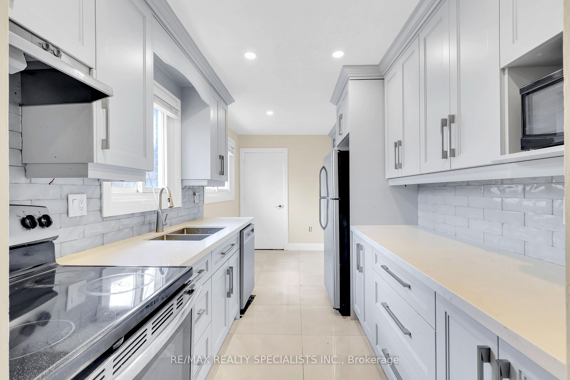 Photo 8 of Unit MAIN, 103 Manitou Crescent, Brampton, Central Park — HOMEH