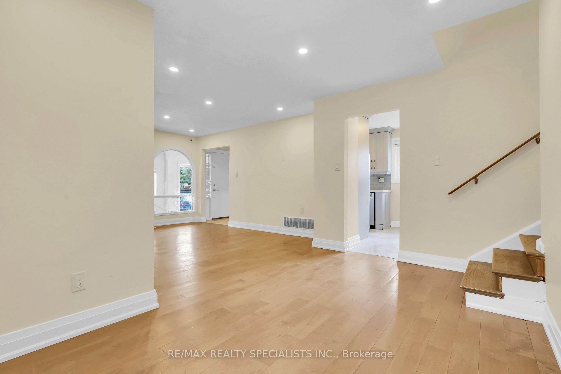 Photo 15 of Unit MAIN, 103 Manitou Crescent, Brampton, Central Park — HOMEH