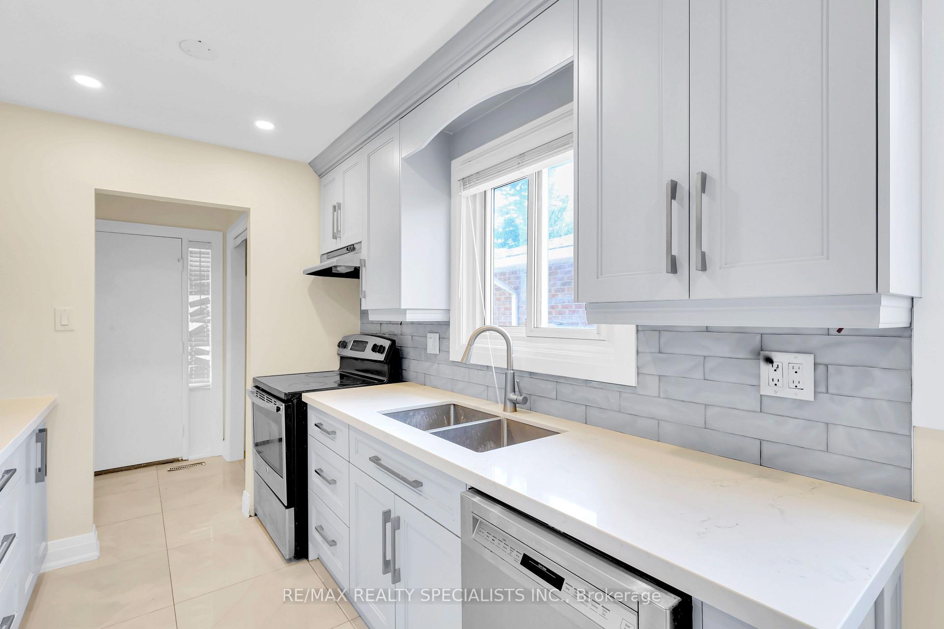 Photo 27 of Unit MAIN, 103 Manitou Crescent, Brampton, Central Park — HOMEH