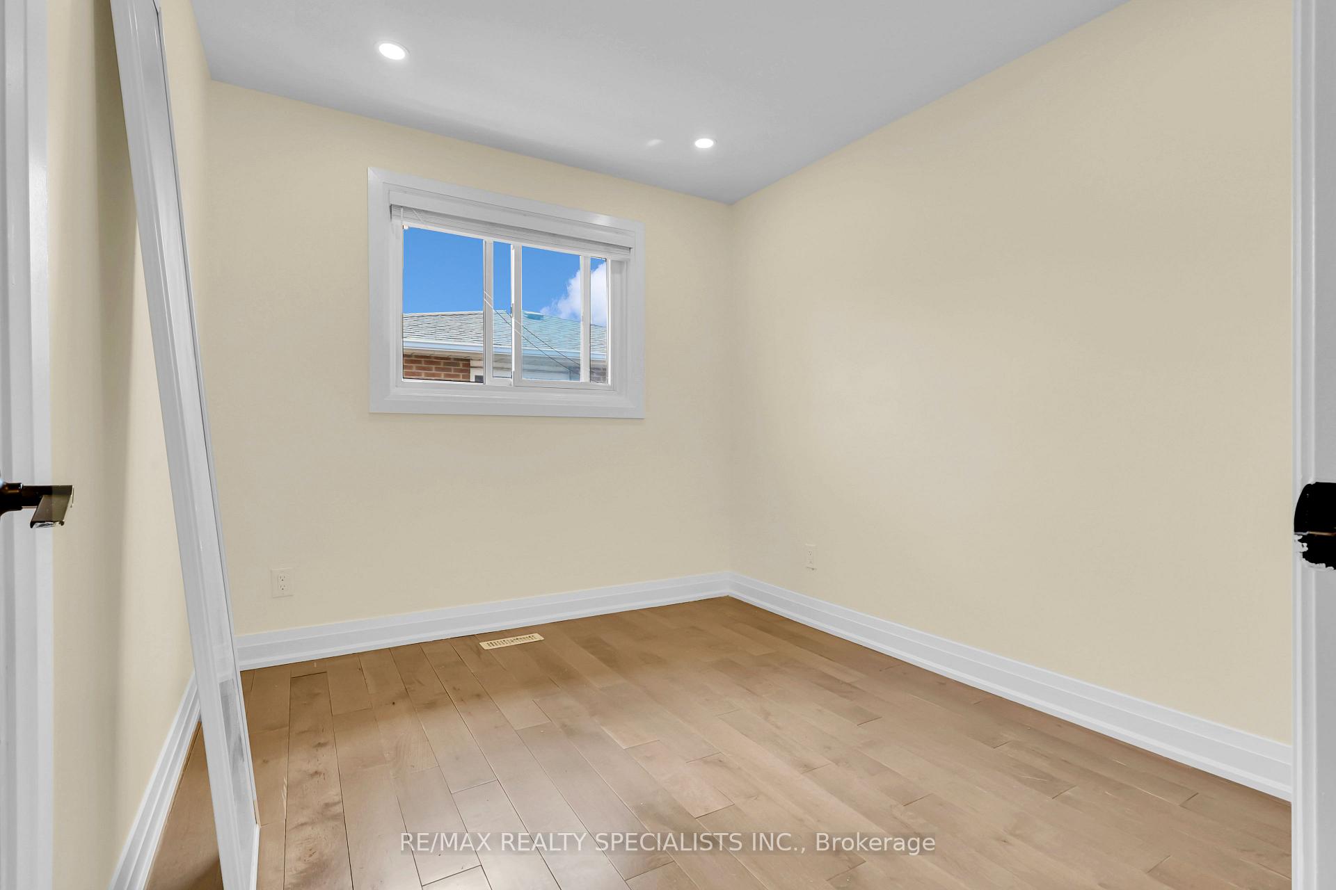 Photo 25 of Unit MAIN, 103 Manitou Crescent, Brampton, Central Park — HOMEH