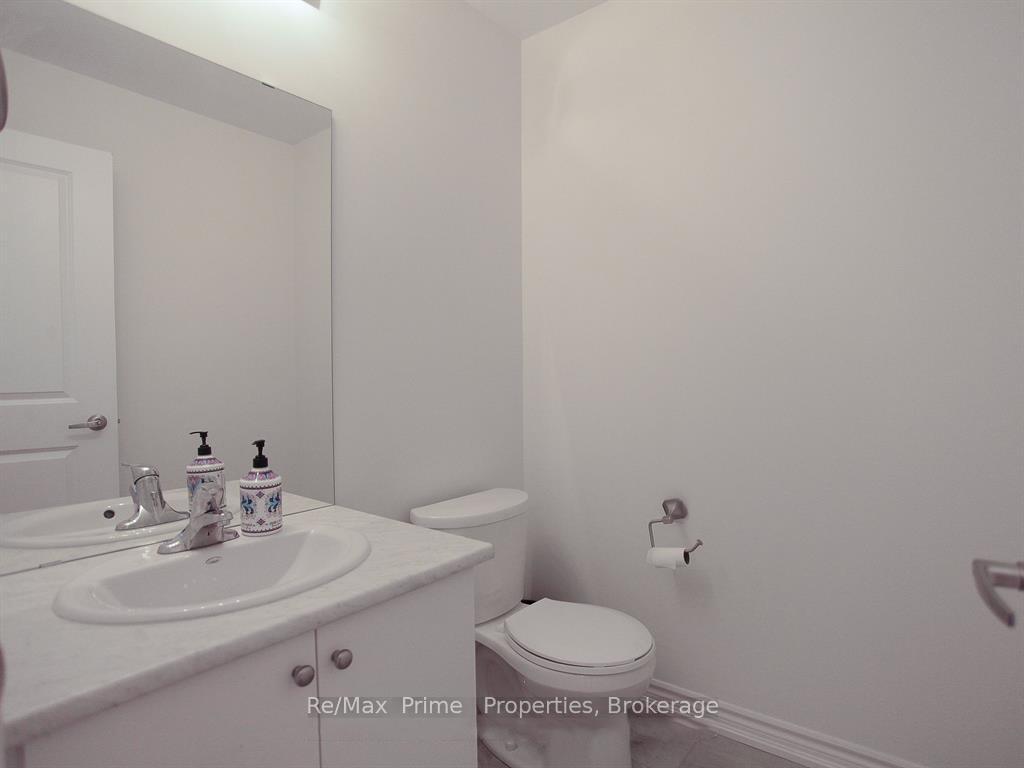Photo 8 of Unit UPPER, 110 Durham Avenue, Barrie, Rural Barrie Southeast — HOMEH