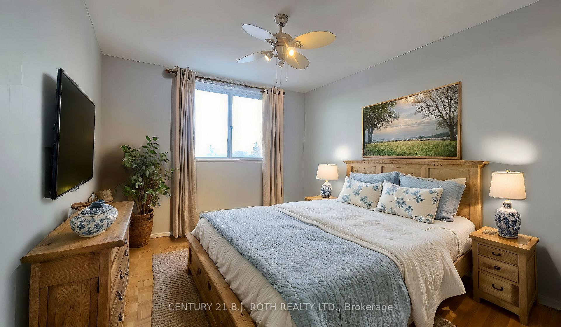 Photo 2 of Unit 806, 37 Peel Street, Barrie, City Centre — HOMEH