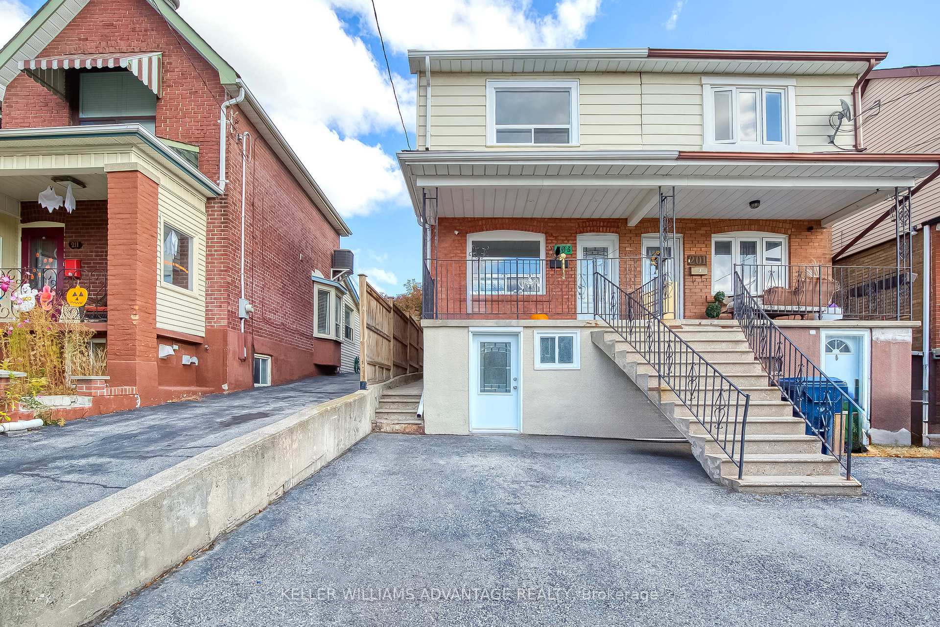Front of Unit Lower, 203 Blackthorn Avenue