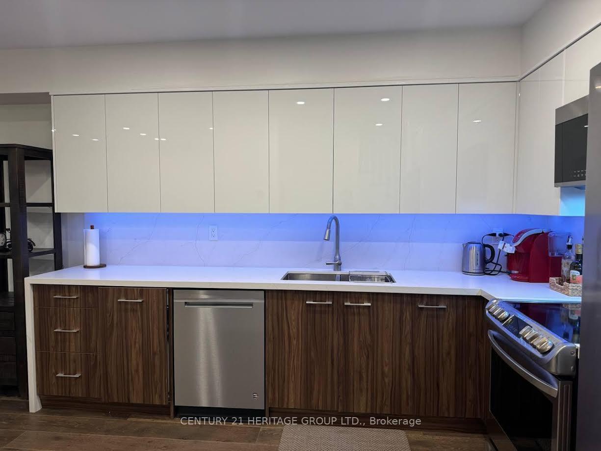 Photo 9 of Unit Upper, 25 Foxchase Avenue W, Vaughan, East Woodbridge — HOMEH