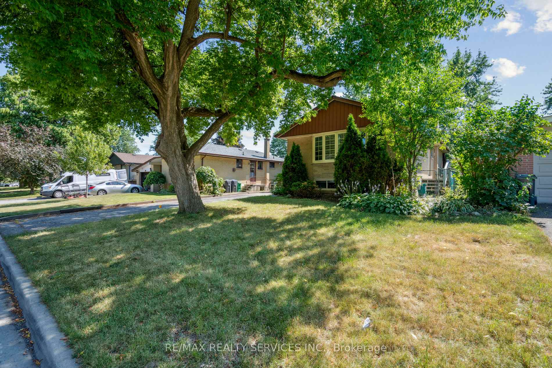 Photo 3 of Unit Main Floor, 15 Mcclure Avenue, Brampton, Northwood Park — HOMEH