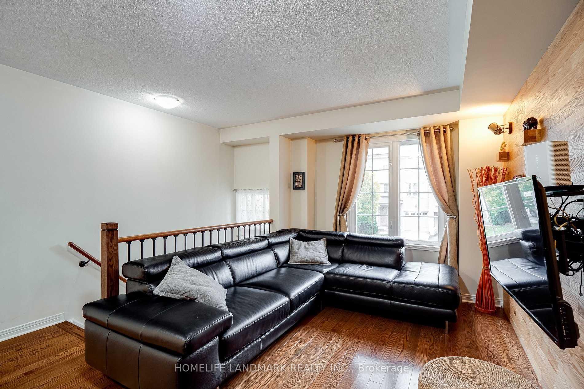Photo 11 of 43 Wilkes Crescent, Scarborough, Clairlea-Birchmount — HOMEH