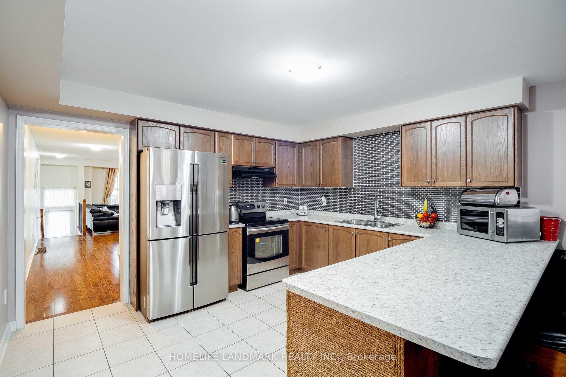 Photo 2 of 43 Wilkes Crescent, Scarborough, Clairlea-Birchmount — HOMEH