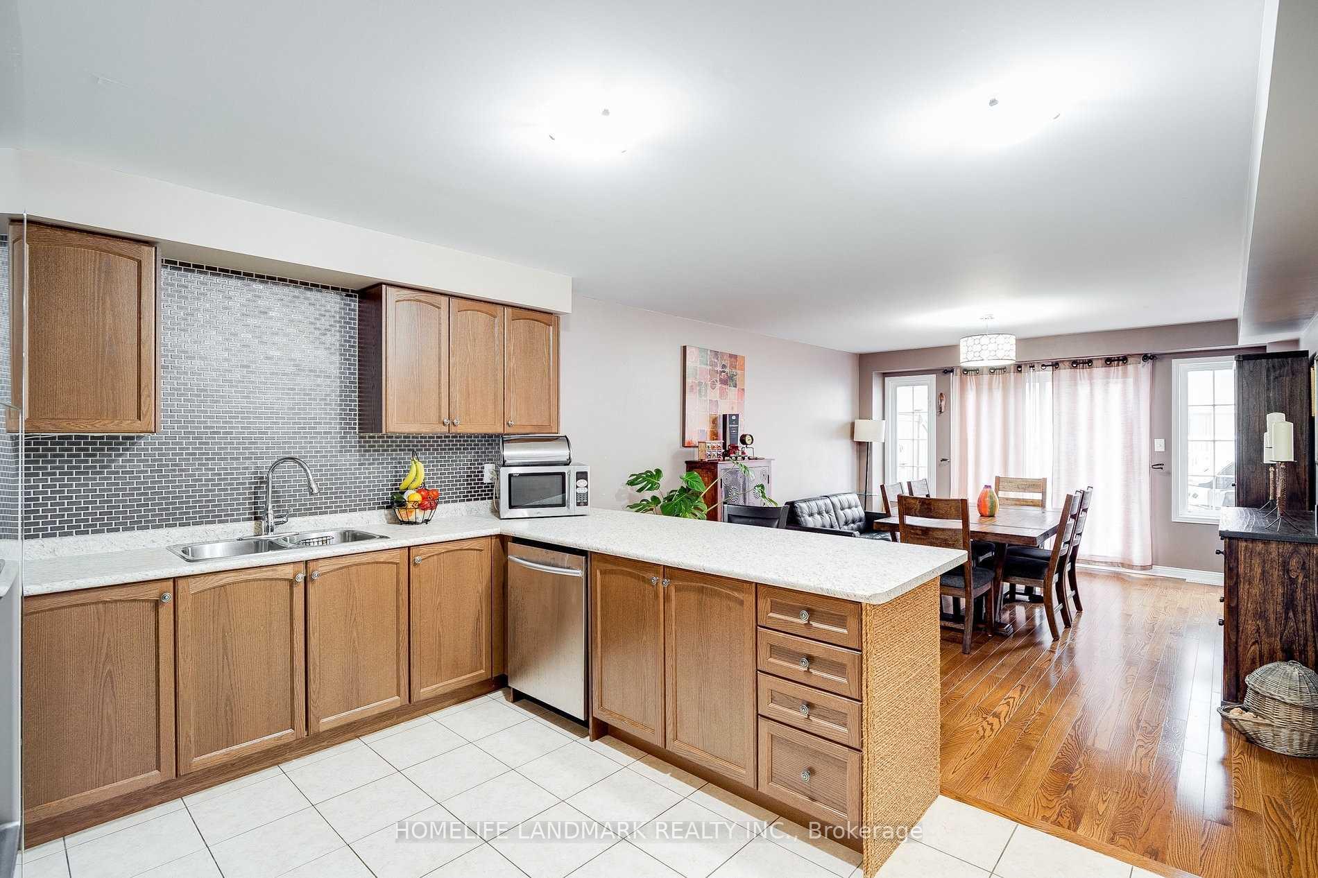 Photo 9 of 43 Wilkes Crescent, Scarborough, Clairlea-Birchmount — HOMEH