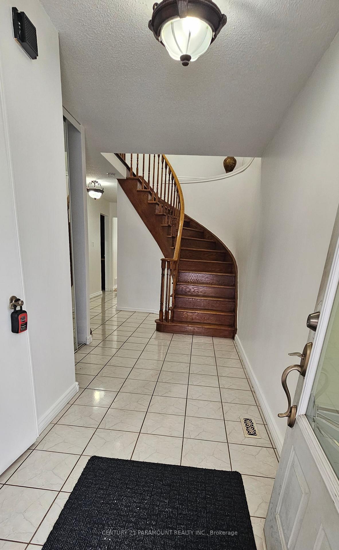 Photo 5 of 49 Donna Drive N, Brampton, Heart Lake West — HOMEH