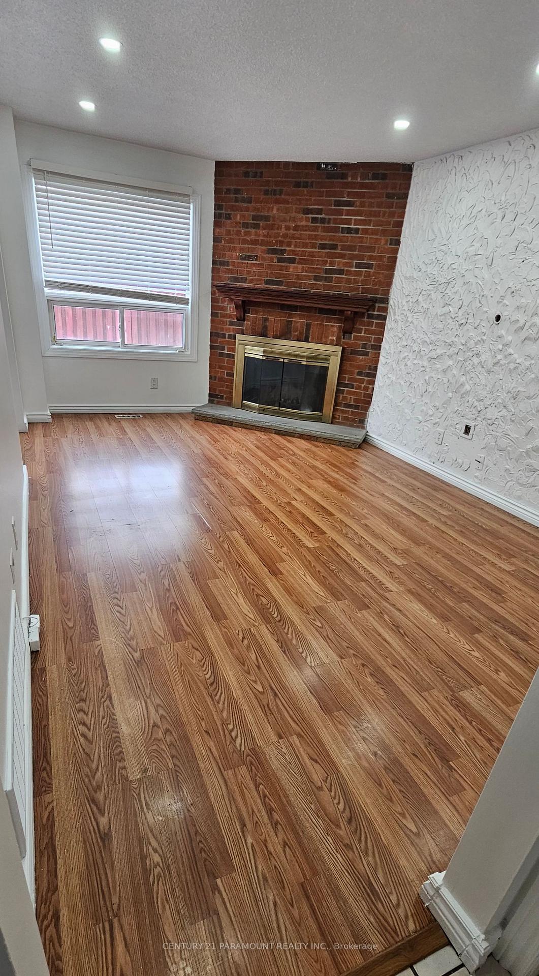 Photo 8 of 49 Donna Drive N, Brampton, Heart Lake West — HOMEH