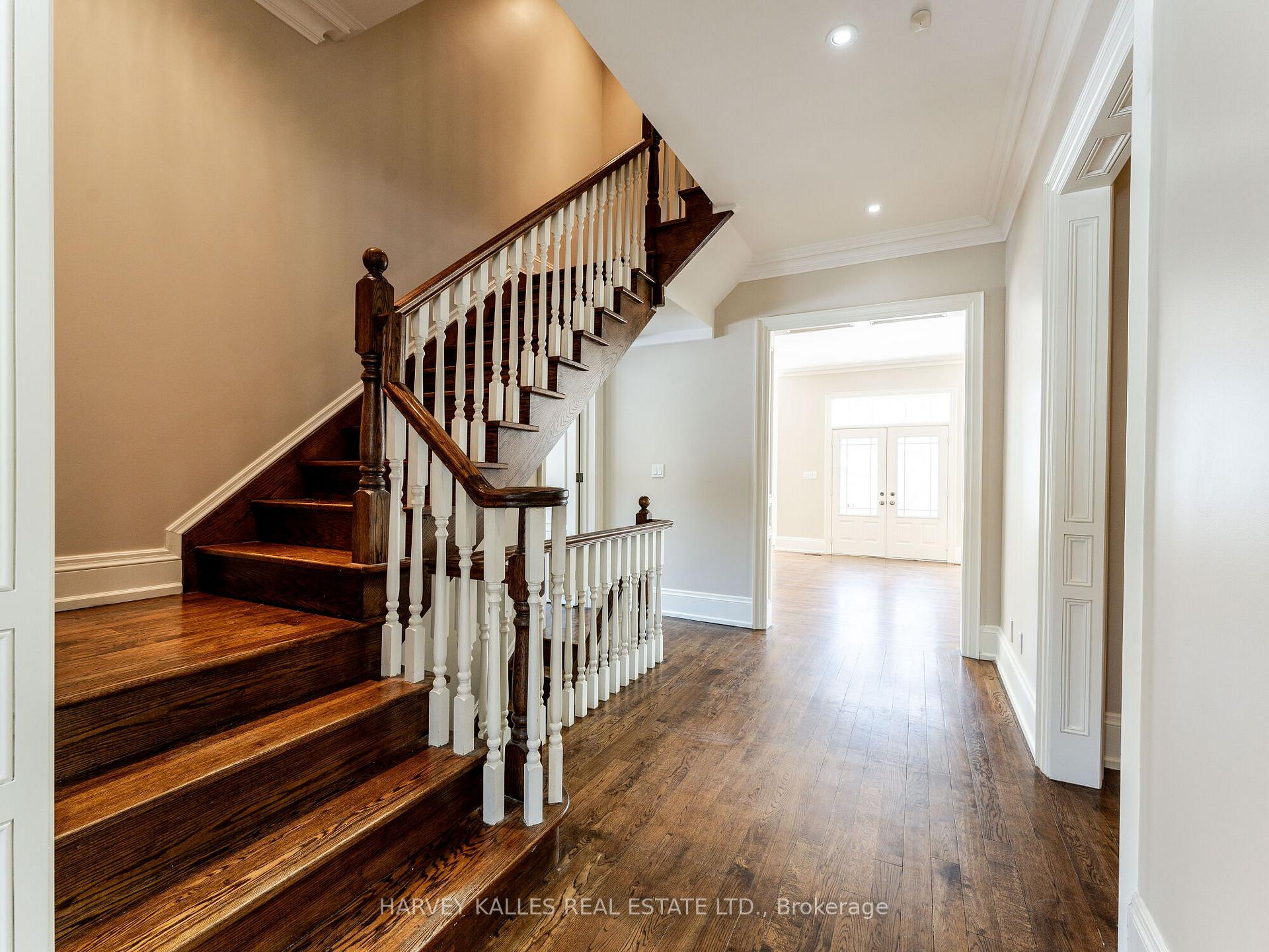 Photo 2 of 19 Alexandra Boulevard, Toronto, Lawrence Park South — HOMEH