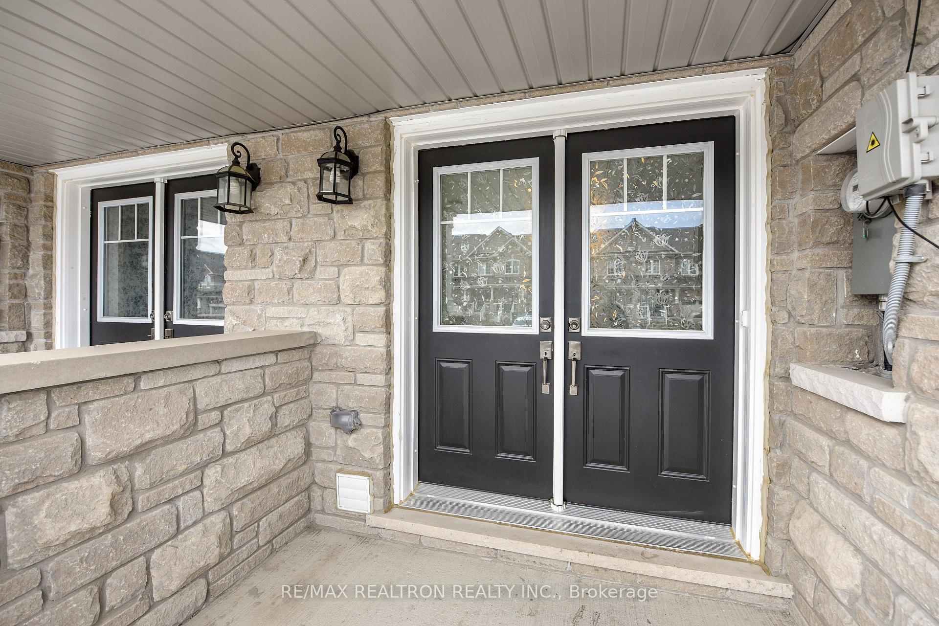 Photo 5 of 490 Queen Mary Drive, Brampton, Northwest Brampton — HOMEH