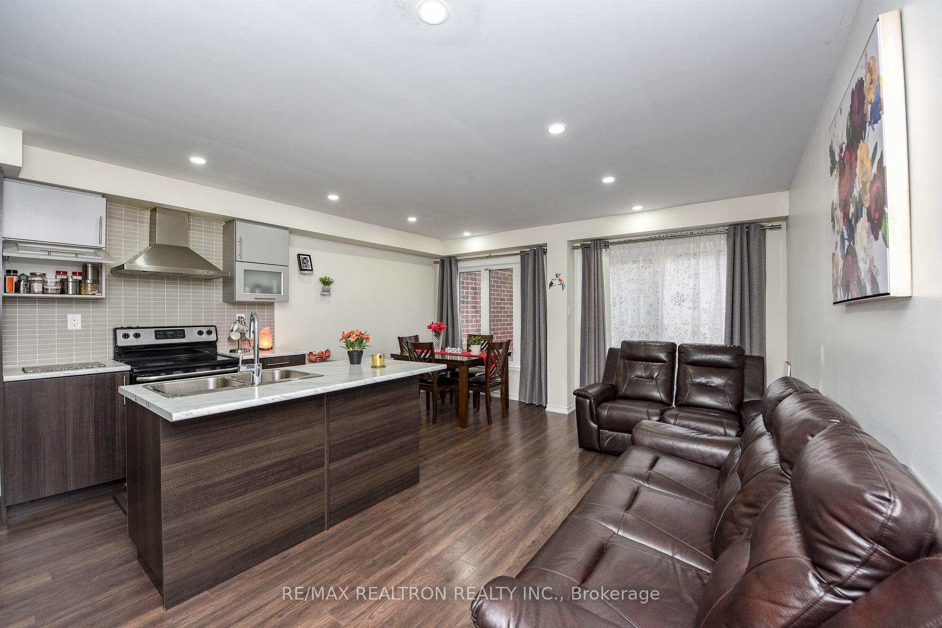 Photo 4 of 490 Queen Mary Drive, Brampton, Northwest Brampton — HOMEH
