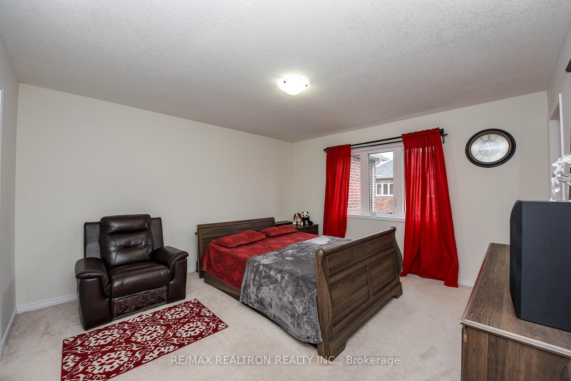 Photo 9 of 490 Queen Mary Drive, Brampton, Northwest Brampton — HOMEH