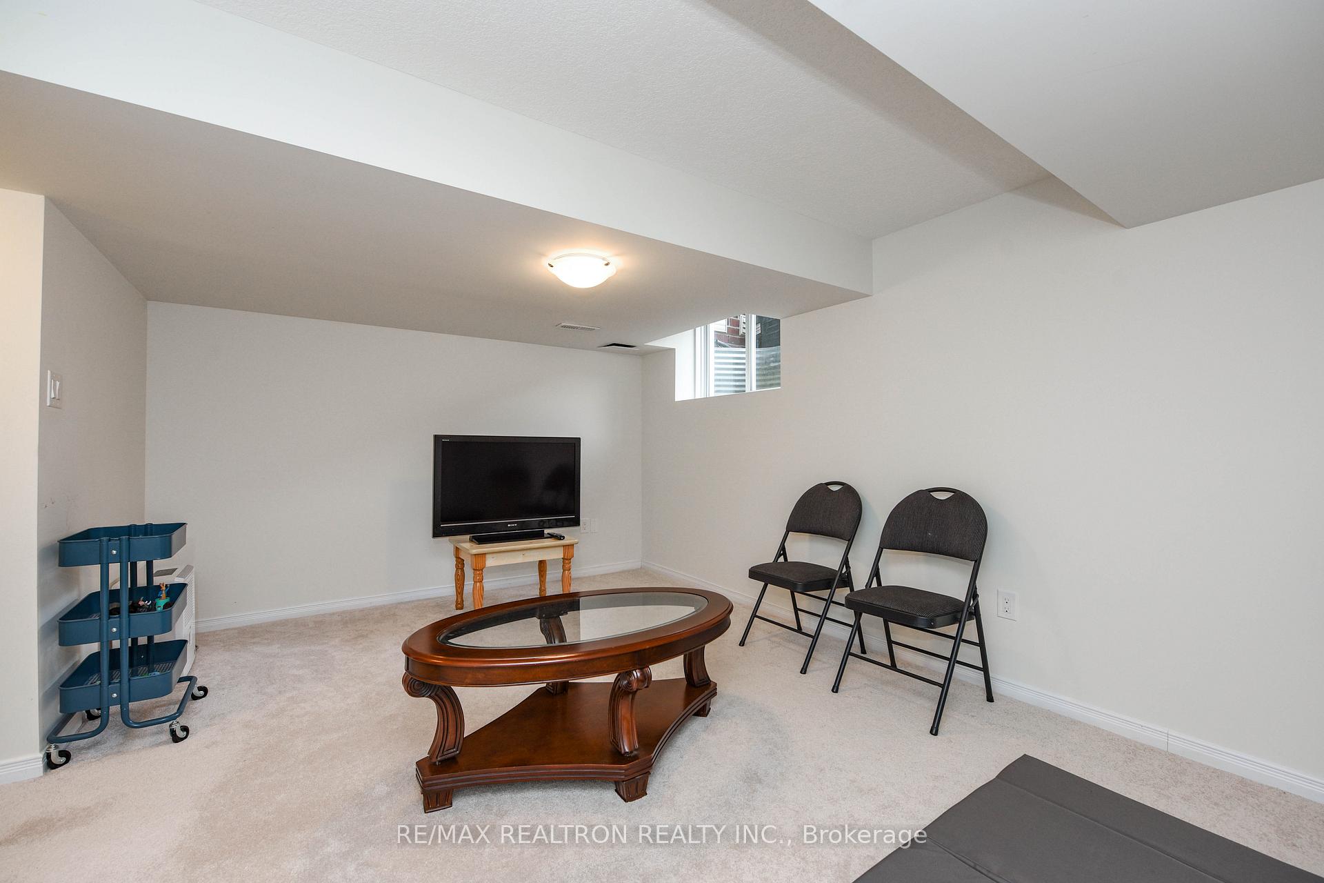 Photo 6 of 490 Queen Mary Drive, Brampton, Northwest Brampton — HOMEH