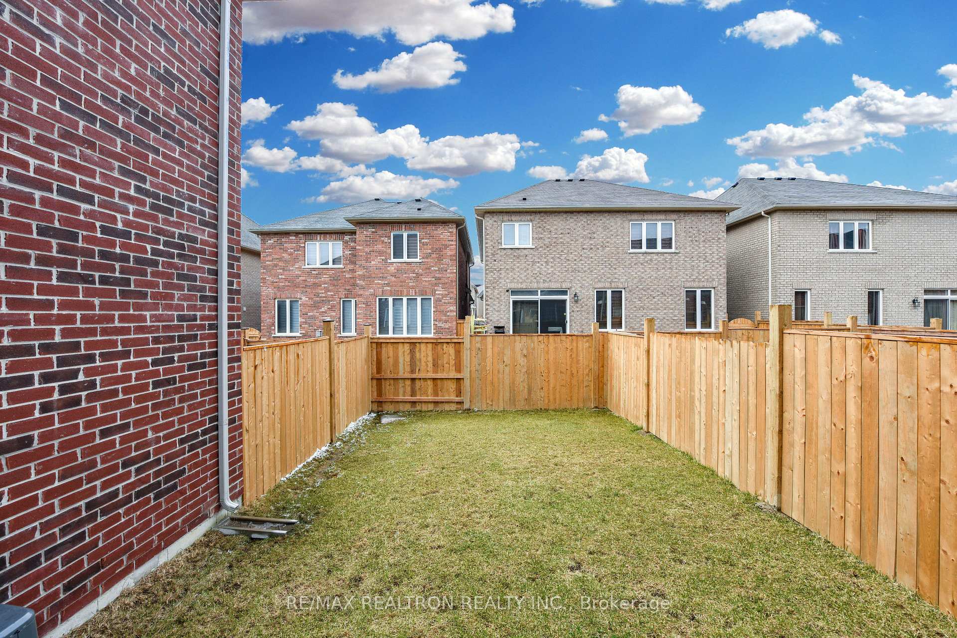 Photo 11 of 490 Queen Mary Drive, Brampton, Northwest Brampton — HOMEH