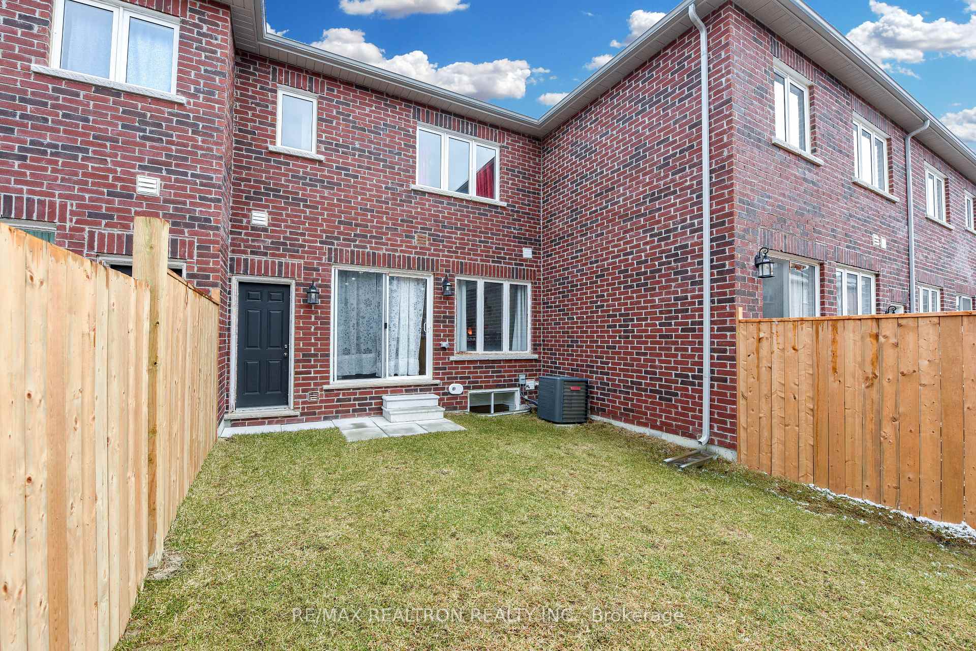 Photo 10 of 490 Queen Mary Drive, Brampton, Northwest Brampton — HOMEH