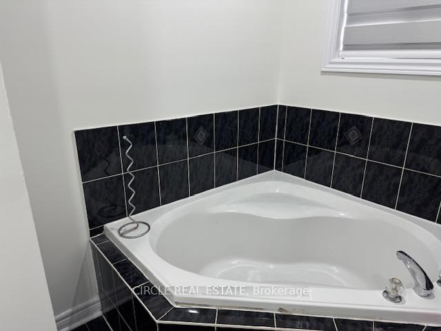 Photo 3 of 160 Fieldstone Drive W, Vaughan, East Woodbridge — HOMEH