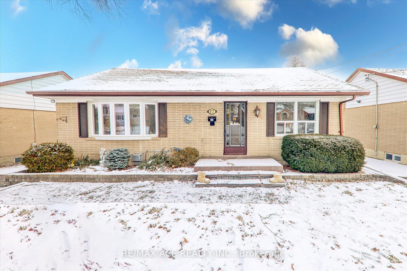 Photo 2 of Unit MAIN, 17 Arch Road, Mississauga, Streetsville — HOMEH