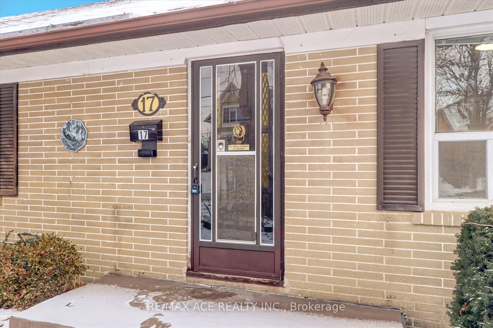 Photo 4 of Unit MAIN, 17 Arch Road, Mississauga, Streetsville — HOMEH