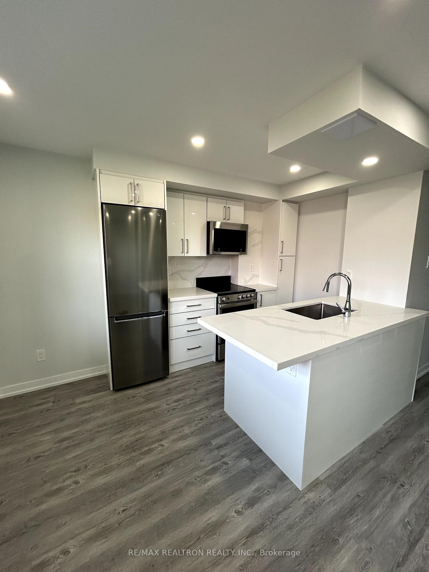 Photo 5 of Unit 804, 15 Walmer Road, Toronto, The Annex — HOMEH