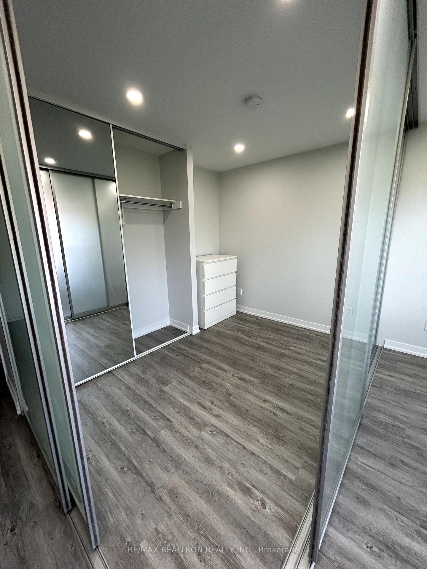 Photo 4 of Unit 804, 15 Walmer Road, Toronto, The Annex — HOMEH