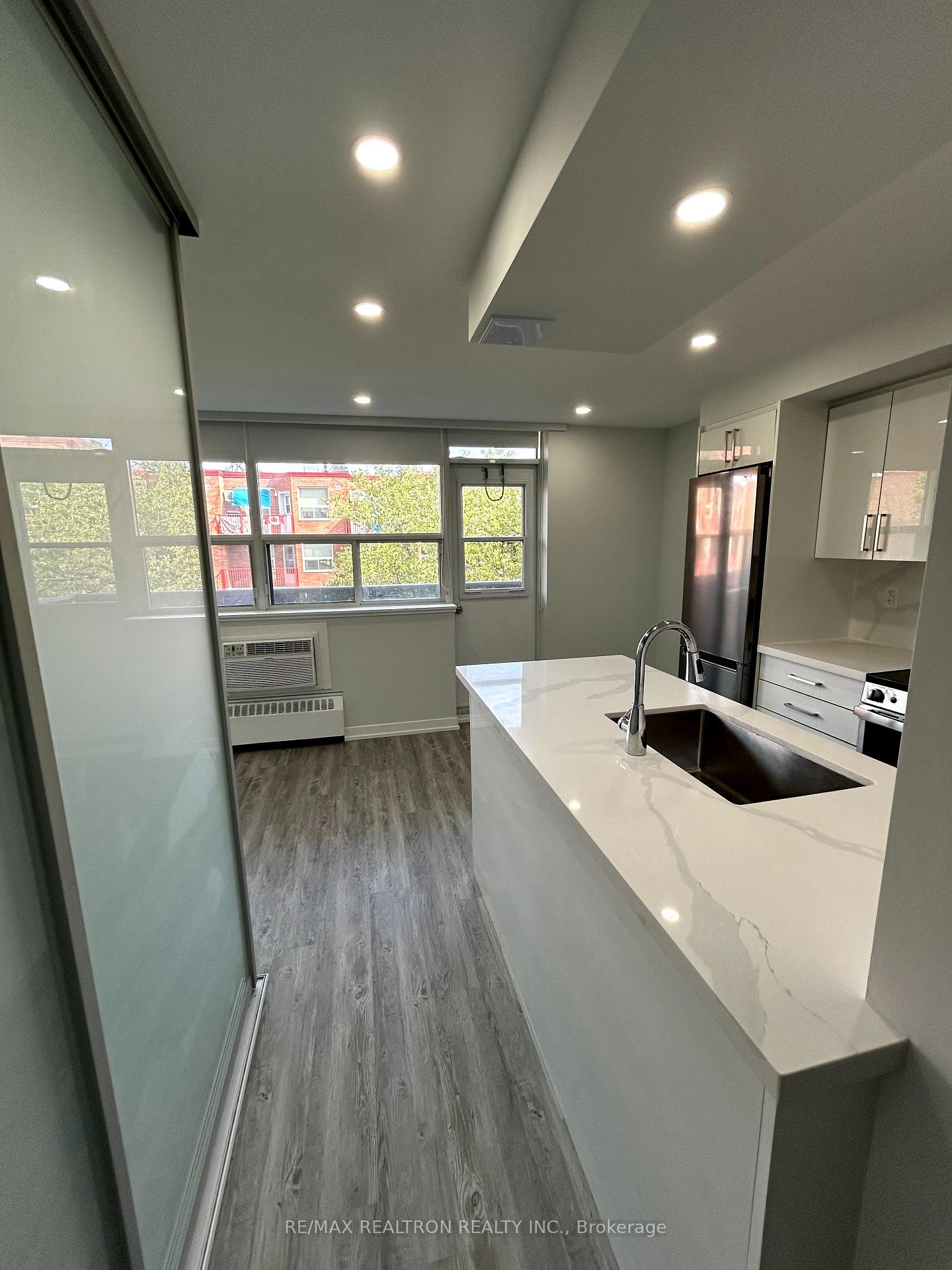 Photo 2 of Unit 804, 15 Walmer Road, Toronto, The Annex — HOMEH