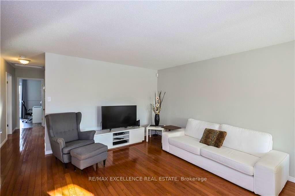 Photo 5 of 244 Exmouth Circle, London, East I — HOMEH