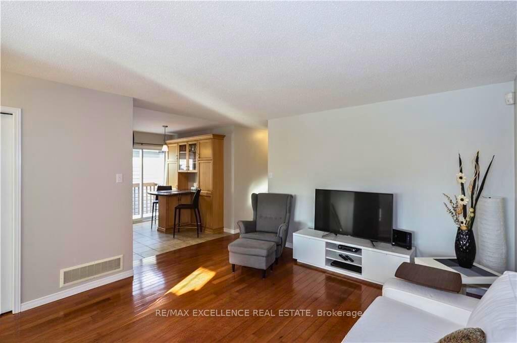 Photo 2 of 244 Exmouth Circle, London, East I — HOMEH