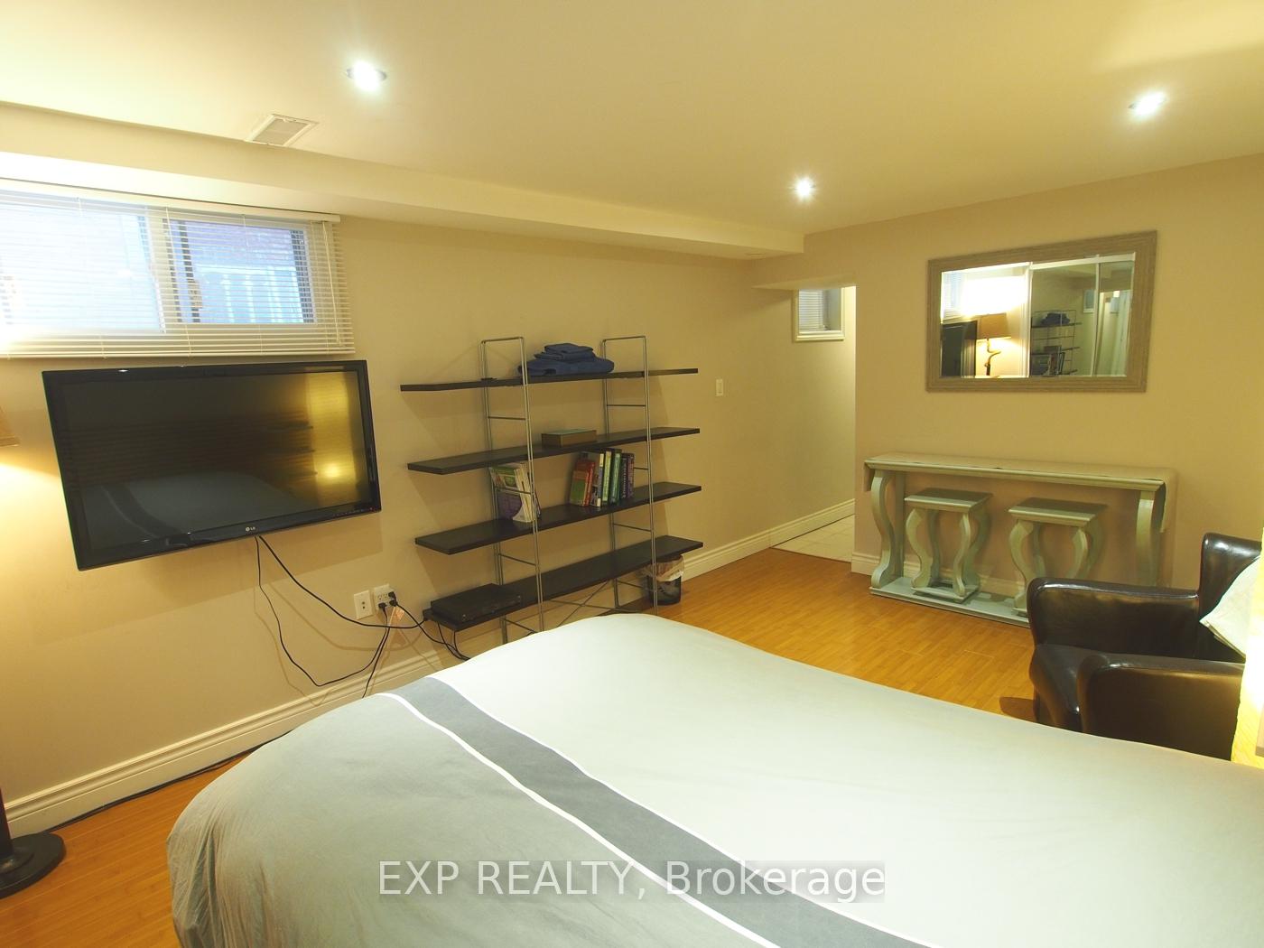 Photo 3 of Unit C, 903.5 Bathurst Street, Toronto, The Annex — HOMEH