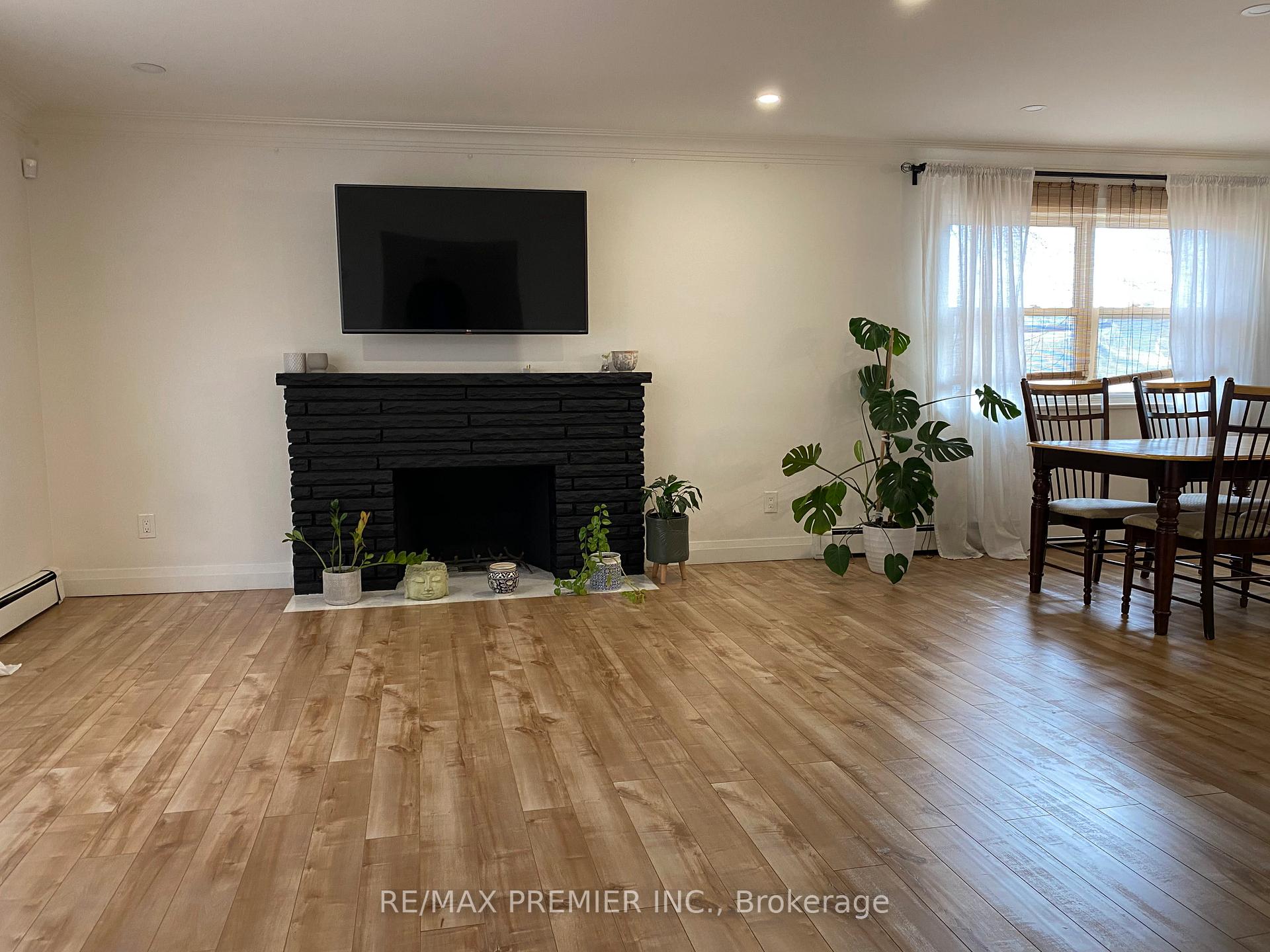 Photo 2 of Unit Main Floor, 7918 Kipling Avenue, Vaughan, West Woodbridge — HOMEH