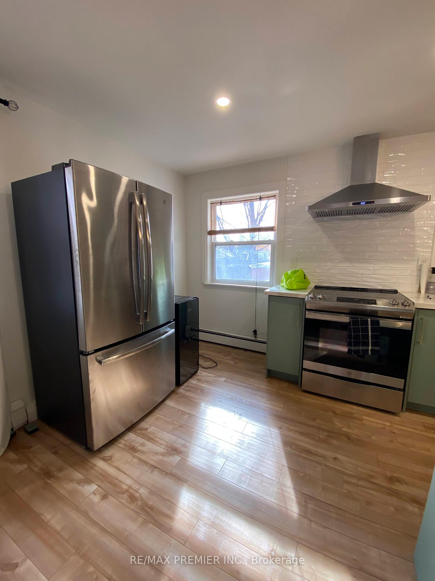 Photo 3 of Unit Main Floor, 7918 Kipling Avenue, Vaughan, West Woodbridge — HOMEH