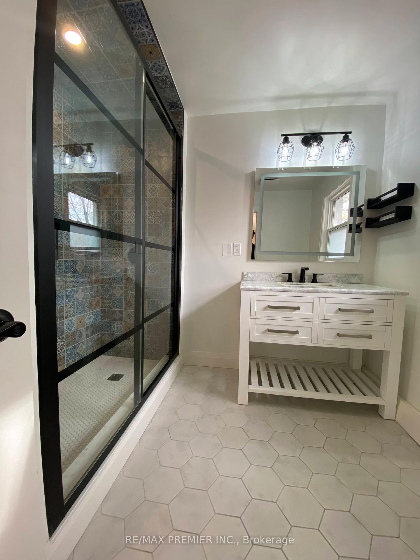 Photo 6 of Unit Main Floor, 7918 Kipling Avenue, Vaughan, West Woodbridge — HOMEH