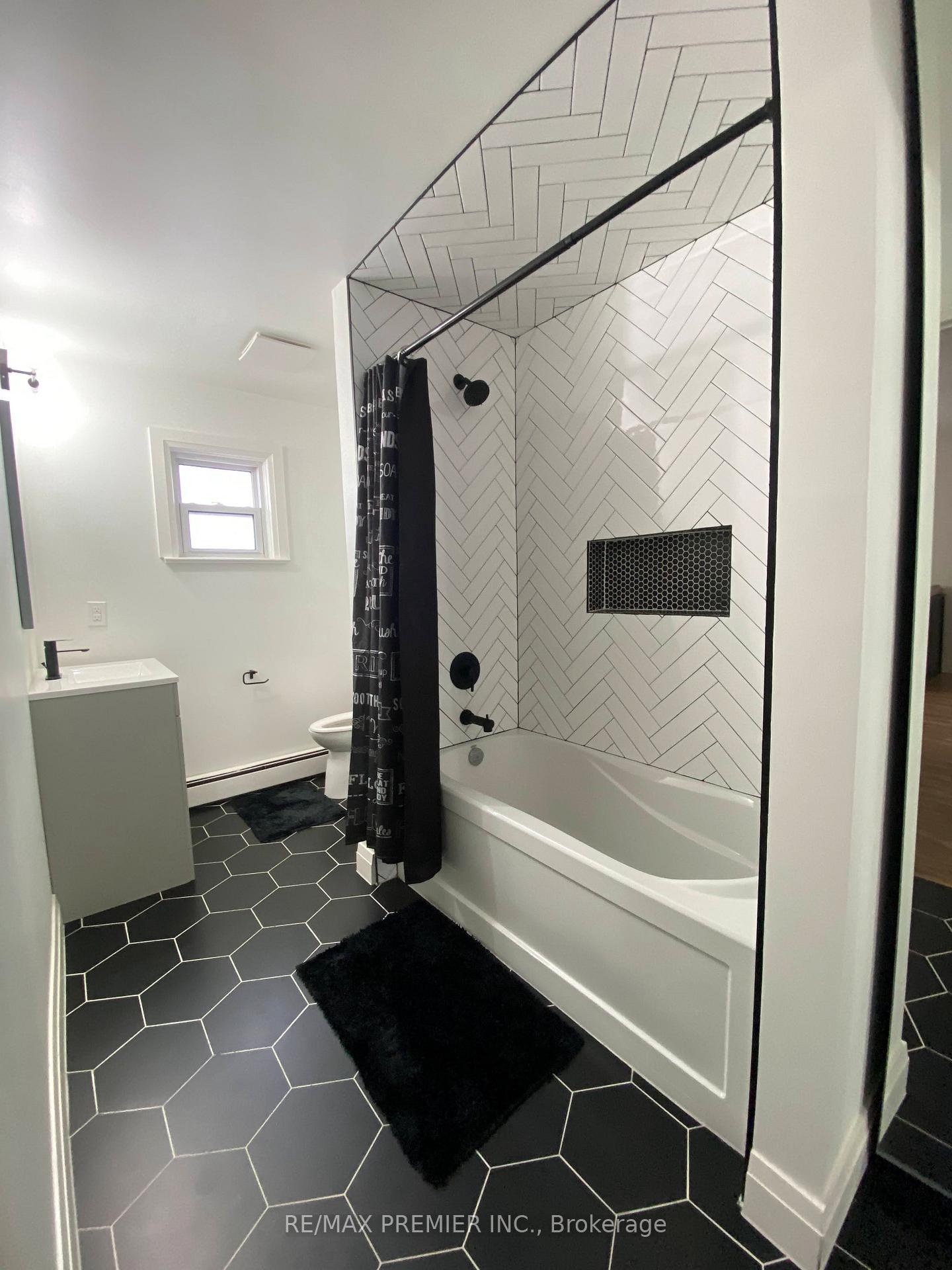 Photo 10 of Unit Main Floor, 7918 Kipling Avenue, Vaughan, West Woodbridge — HOMEH
