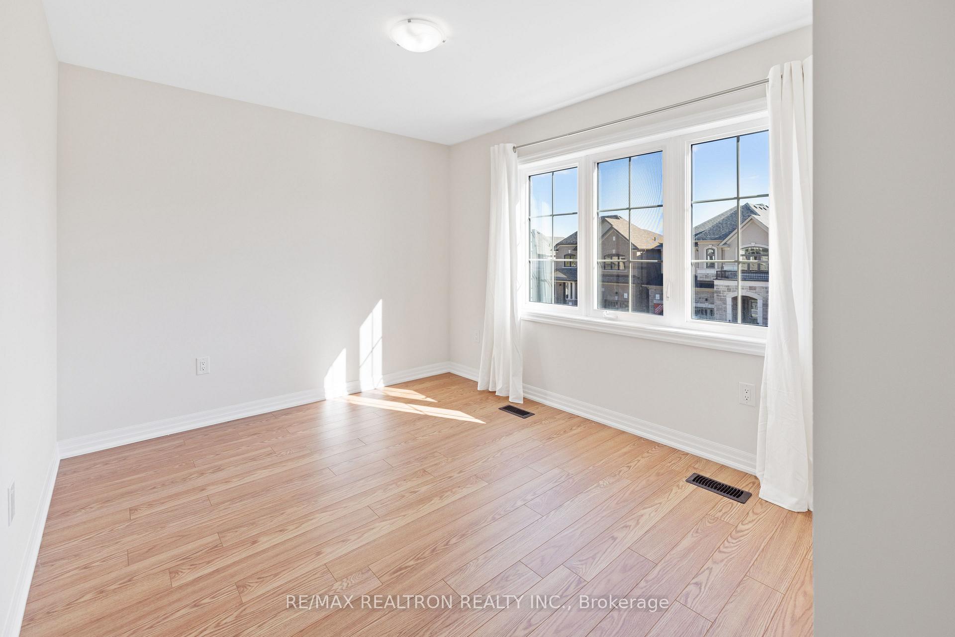 Photo 16 of 18 Northrop Avenue, Clarington, Newcastle — HOMEH