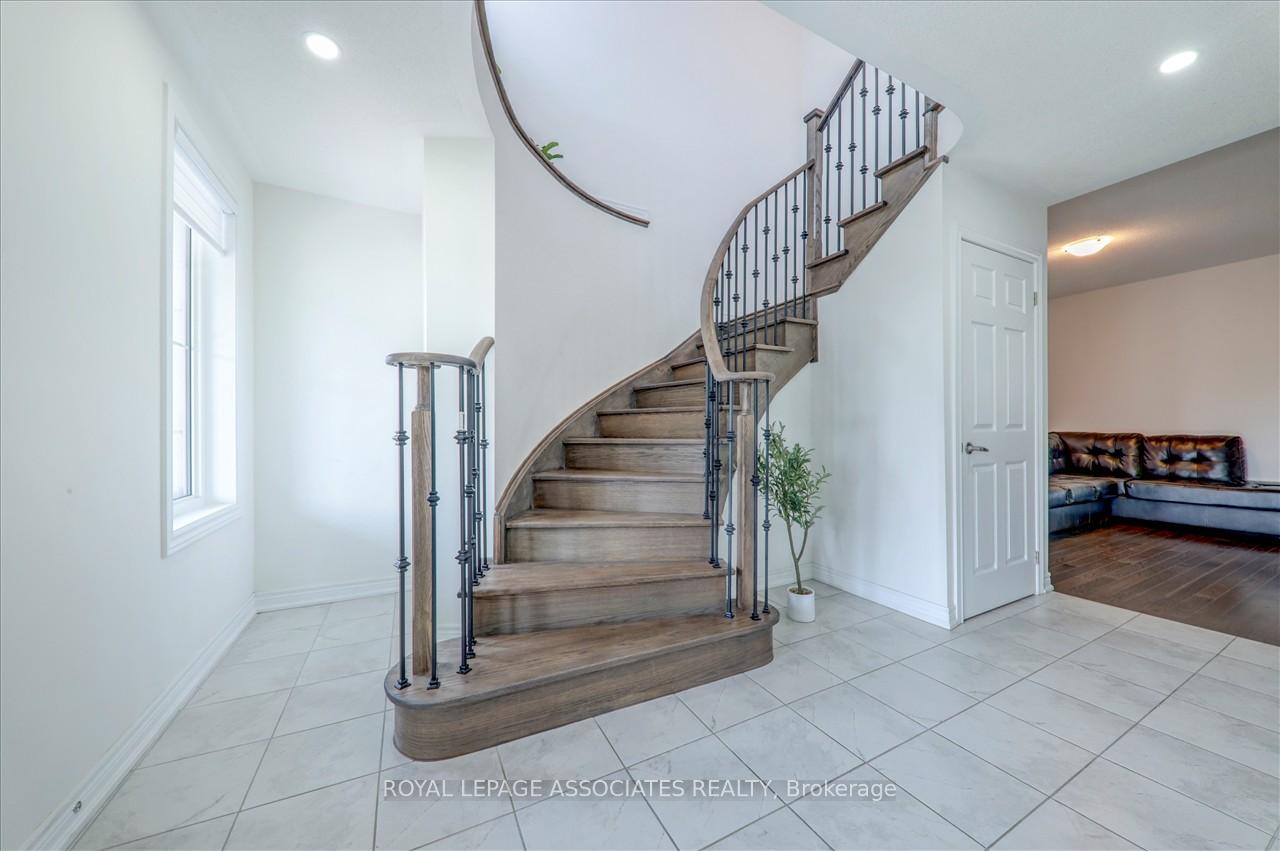 Photo 3 of 72 Auckland Drive E, Whitby, Rolling Acres — HOMEH