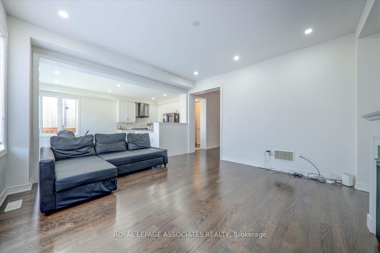 Photo 6 of 72 Auckland Drive E, Whitby, Rolling Acres — HOMEH