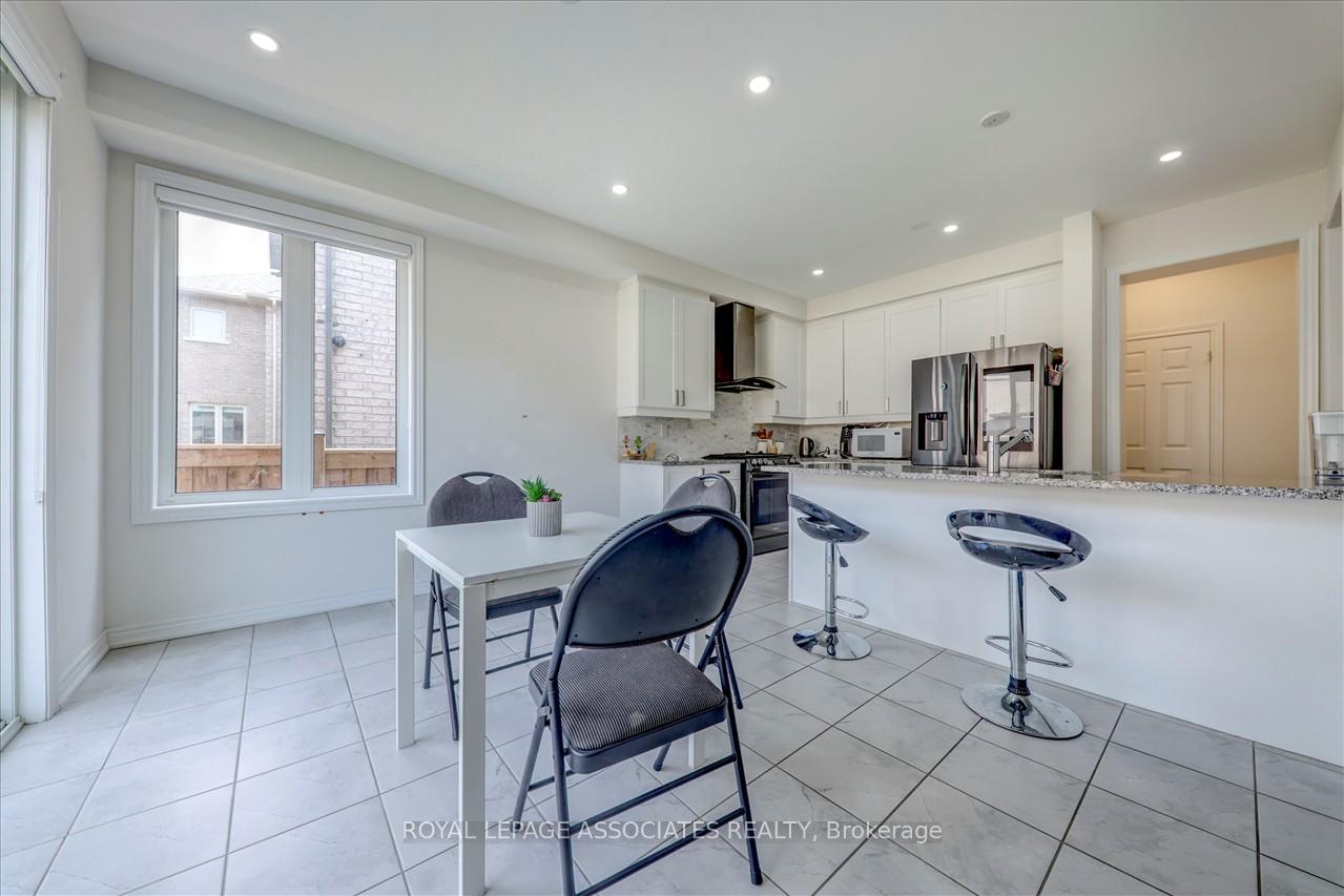 Photo 7 of 72 Auckland Drive E, Whitby, Rolling Acres — HOMEH