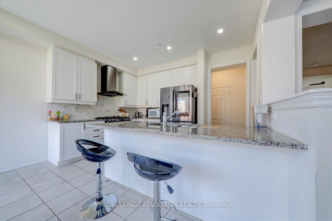 Photo 18 of 72 Auckland Drive E, Whitby, Rolling Acres — HOMEH