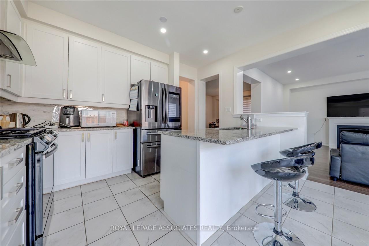 Photo 12 of 72 Auckland Drive E, Whitby, Rolling Acres — HOMEH