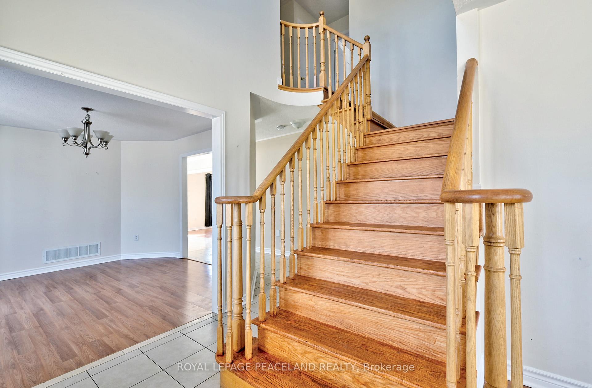 Photo 5 of 32 Counsellor Terrace, Barrie, Innis-Shore — HOMEH