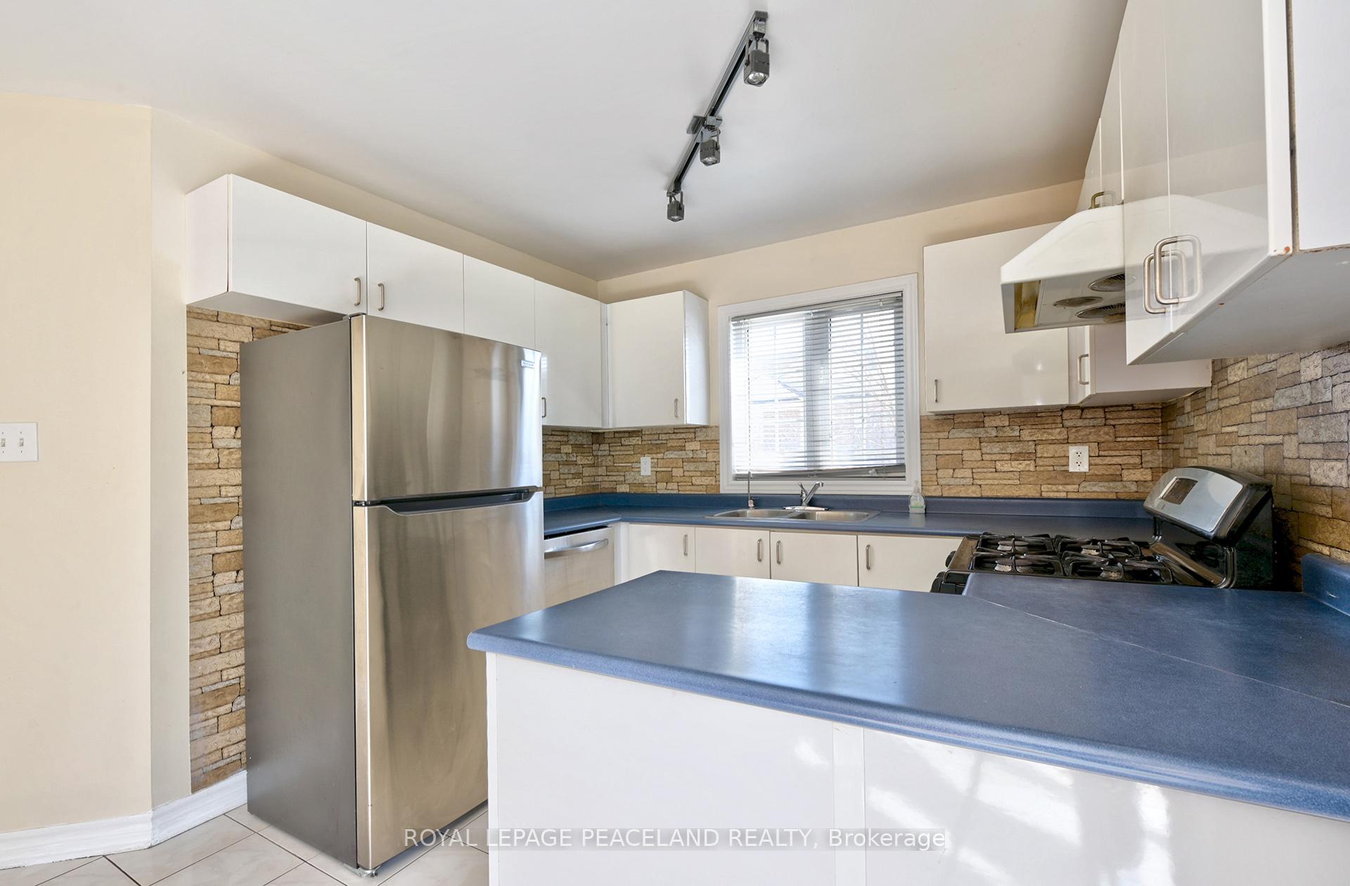 Photo 18 of 32 Counsellor Terrace, Barrie, Innis-Shore — HOMEH