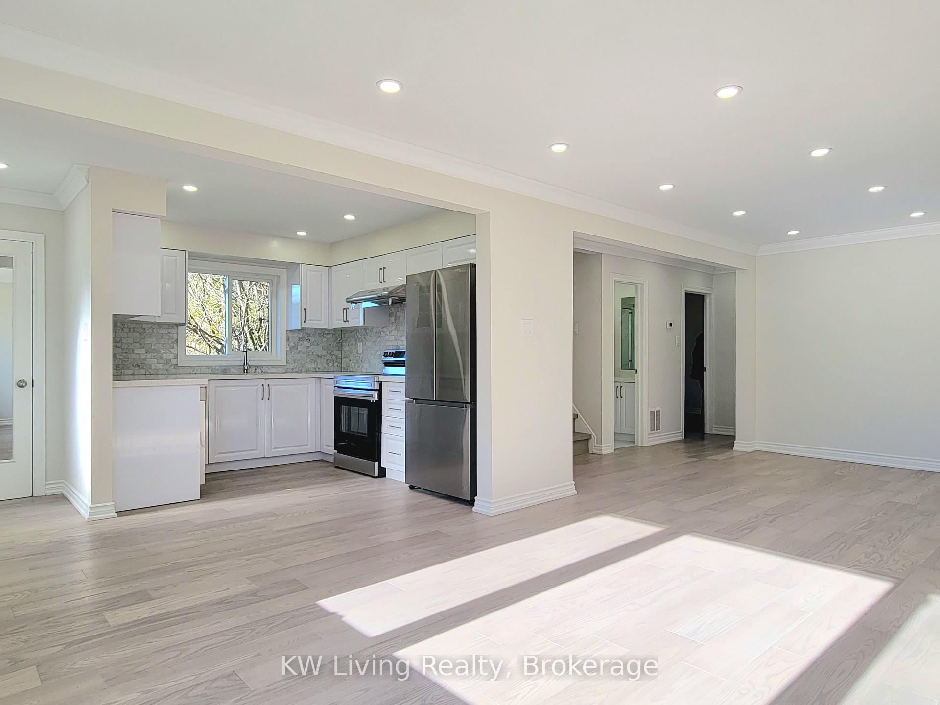 Photo 4 of Unit Main & 2nd, 6 Gardens Crescent, Toronto, O'Connor-Parkview — HOMEH