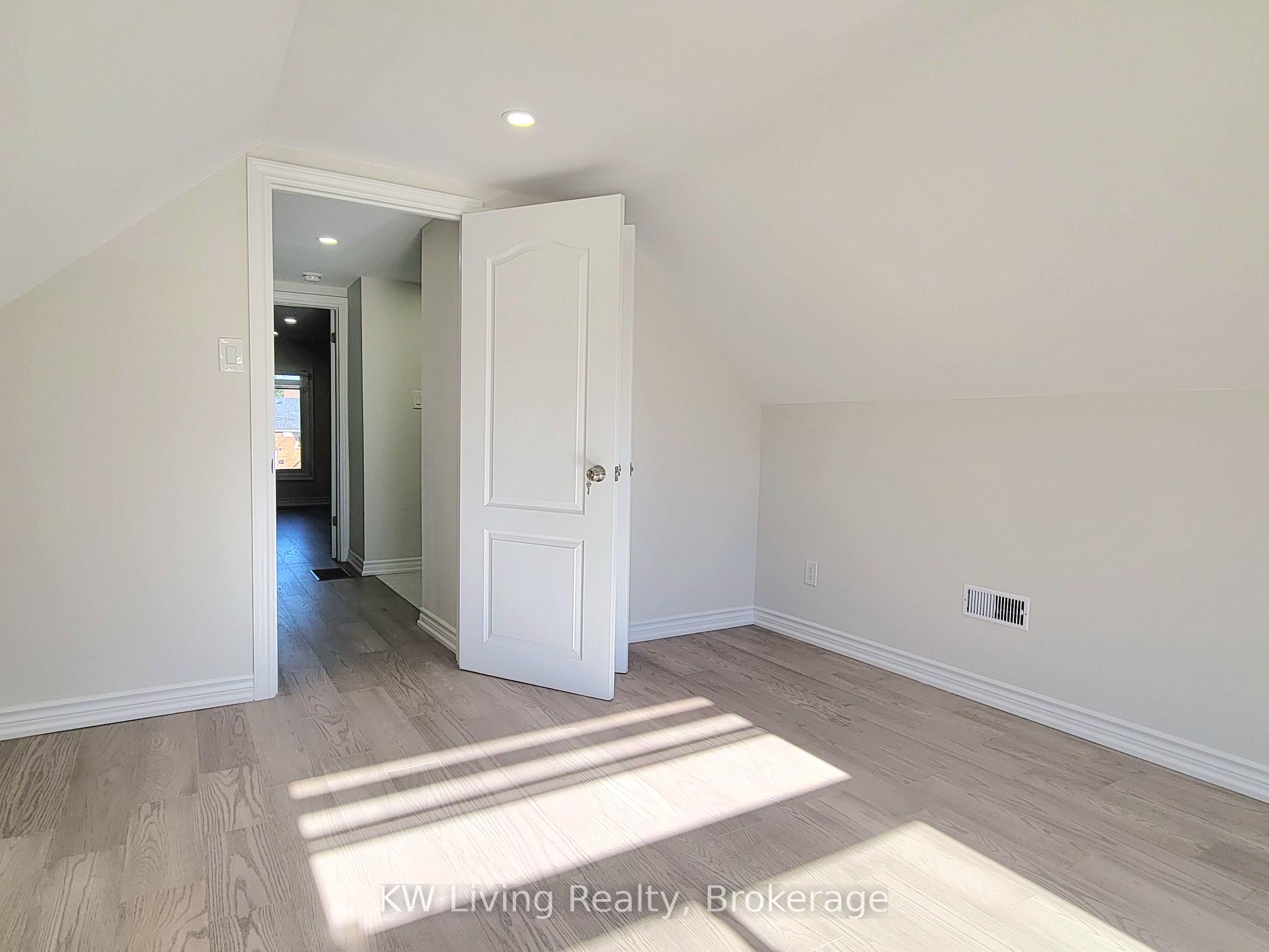 Photo 11 of Unit Main & 2nd, 6 Gardens Crescent, Toronto, O'Connor-Parkview — HOMEH